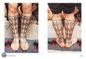 Benen met ruitvormige tattoos, vanaf de knie tot de enkel. Rechts op een vloerkleed, links op een onbekende ondergrond.