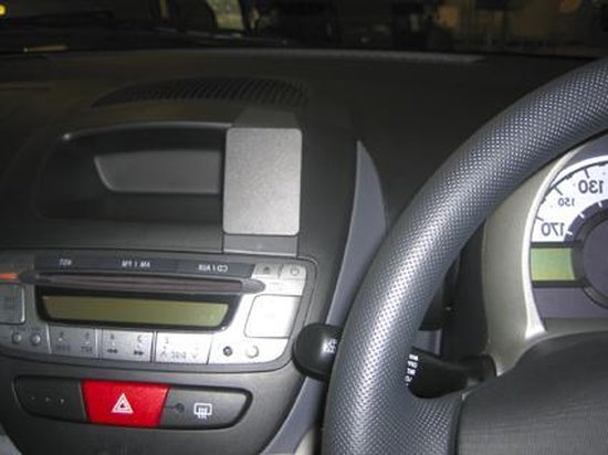 Brodit ProClip montagebeugel gemonteerd op het dashboard van een auto, naast het stuur.