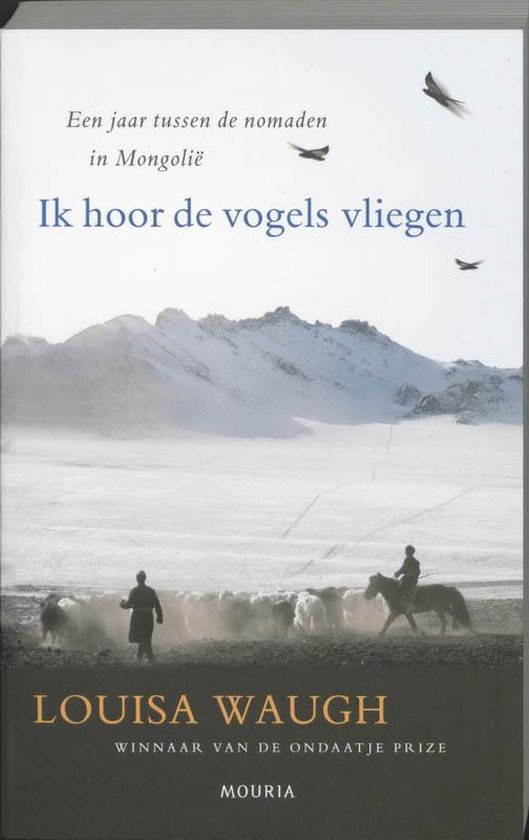 Vluchtelingen te paard in Mongolië onder een besneeuwde bergketen. De titel 'Ik hoor de vogels vliegen' staat op de voorkant.