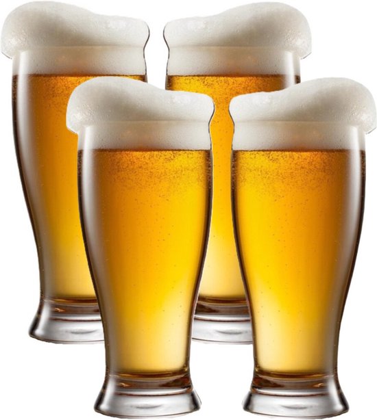 Vier glazen pils met volle schuimkoppen tegen een witte achtergrond.
