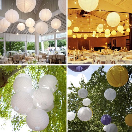 Witte papieren lampionnen hangend in een zaal en buiten in bomen.