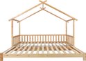 Bedframe van licht hout in de vorm van een huis met spijlen en een lattenbodem, op een witte achtergrond.