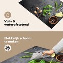 Inductiebeschermer met betonprint, vuil- & waterafstotend, makkelijk schoon te maken met een doekje.