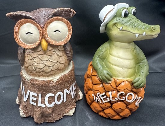 Animaux (de jardin) en polyrésine sur "tronc d'arbre et ananas + Bienvenue" - Set de 2 pièces - chouette et crocodile - multicolore - Hauteur 14 x 10 x 6 cm - Accessoires de maison - Accessoires de jardin - Décoration de jardin