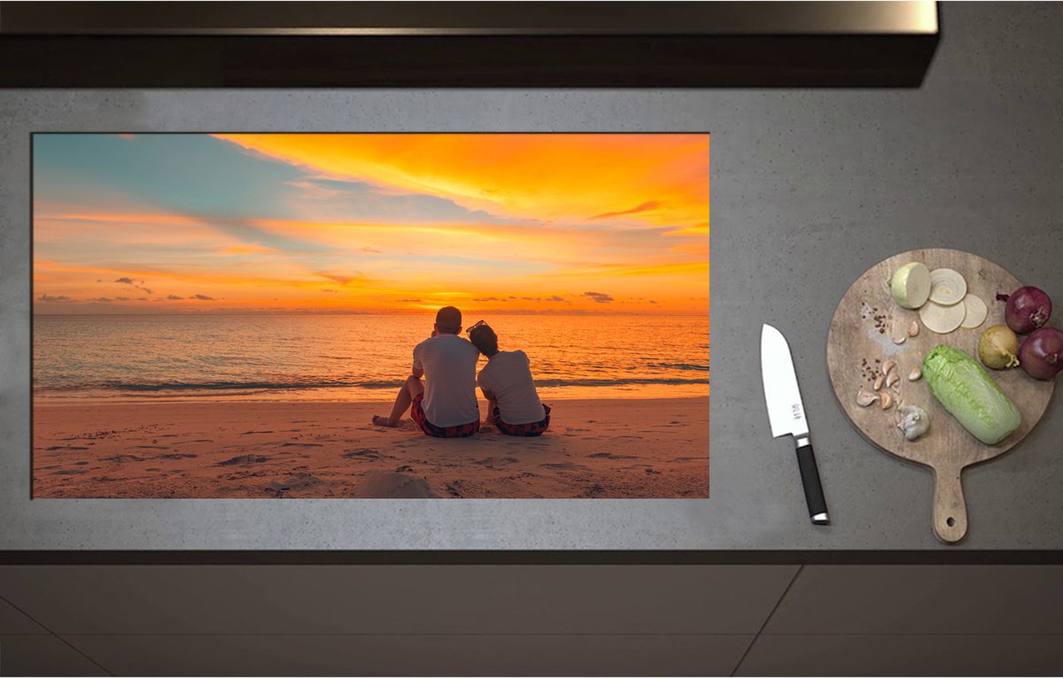 Inductieplaat Beschermer - Achteraanzicht van Verliefd Koppel op het Strand tijdens de Avondzon - 95x52 cm - 2 mm Dik - Inductie Beschermer - Bescherming Inductiekookplaat - Kookplaat Beschermer van Zwart Vinyl