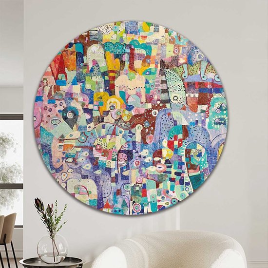 Ronde muurcirkel met een kleurrijk abstract schilderij vol fantasiefiguren en details in diverse felle kleuren.