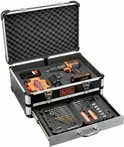 Zwarte en zilveren flightcase van BLACK+DECKER, open met een accuschroef-klopboormachine, batterij, oplader en een open lade vol met bits.