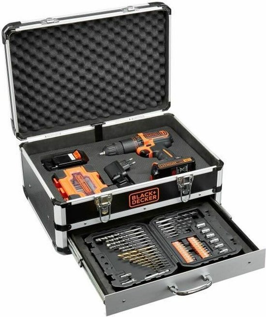 Zwarte en zilveren flightcase van BLACK+DECKER, open met een accuschroef-klopboormachine, batterij, oplader en een open lade vol met bits.