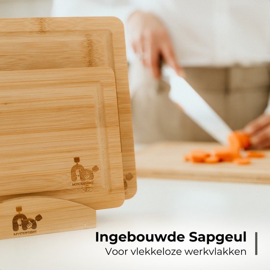 Gros plan sur une planche à découper en bambou avec une rigole à jus intégrée qui recueille le liquide.