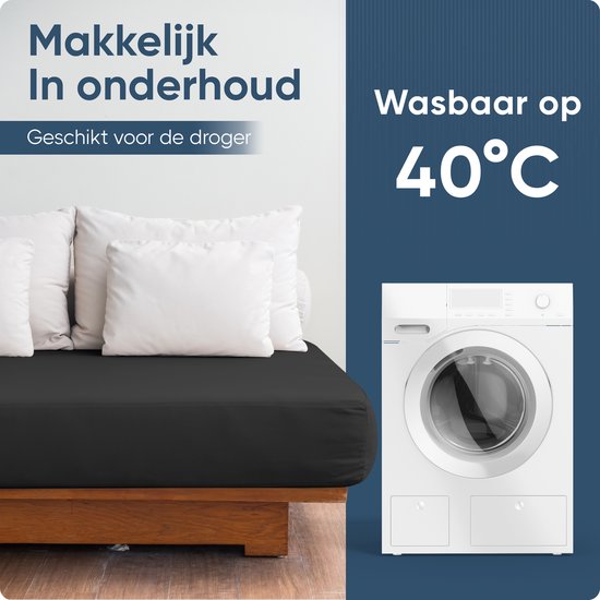 Zwart hoeslaken op een houten bedframe met witte kussens, naast een witte wasmachine. 'Makkelijk In onderhoud' en 'Wasbaar op 40°C'.