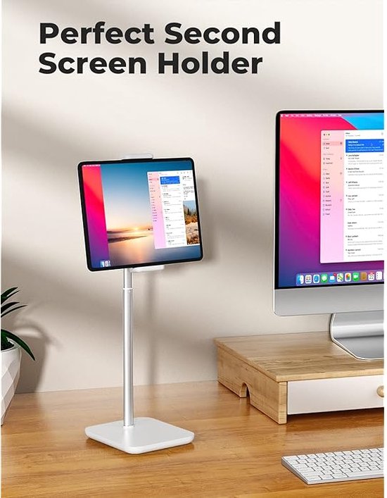 Wit tabletstandaard op een houten bureau, fungeert als tweede scherm naast een computer.