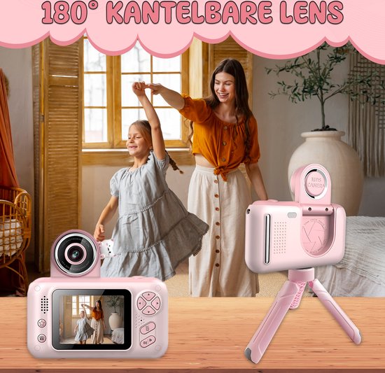 Vrolijke scene met moeder en dochter dansend in een woonkamer, met op de voorgrond een roze kindercamera op statief.