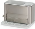 Zilverkleurige Joseph Joseph gootsteen organizer op een beige onderzetter met ribbels.