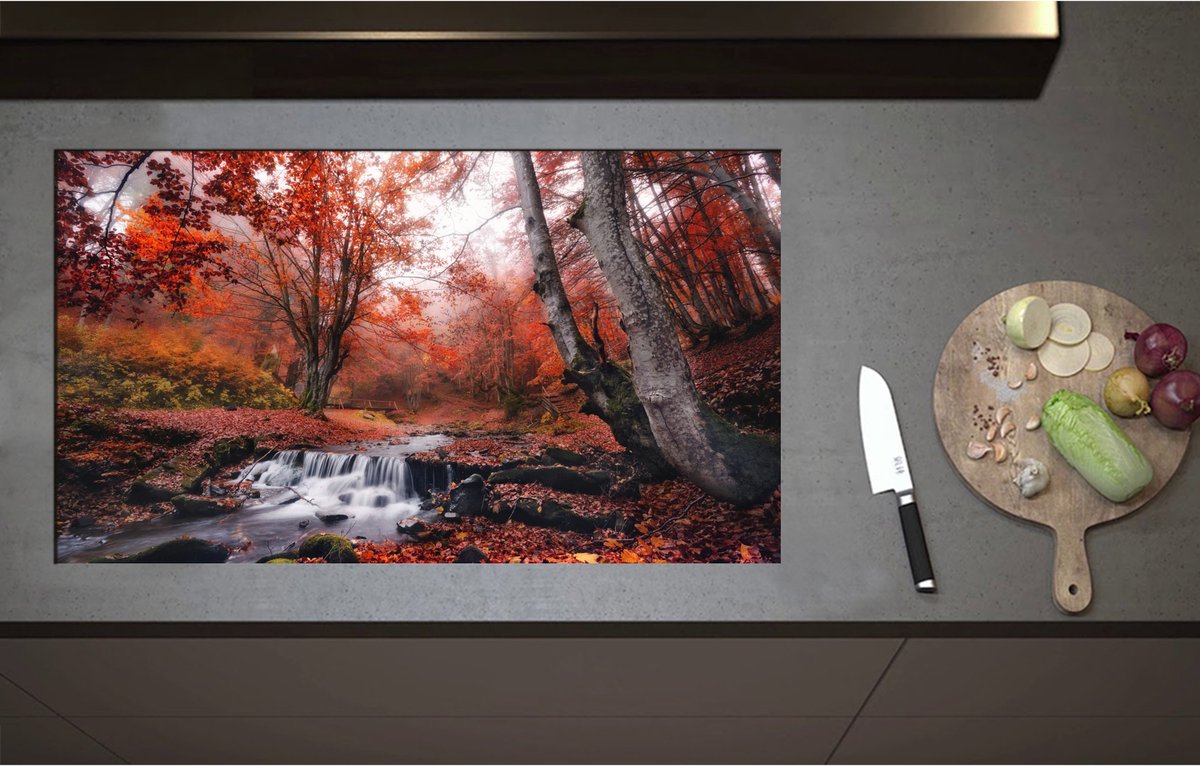 Inductieplaat Beschermer - Bos met Stromend Water en Roodkleurige Bladeren - 90x52 cm - 2 mm Dik - Inductie Beschermer - Bescherming Inductiekookplaat - Kookplaat Beschermer van Zwart Vinyl