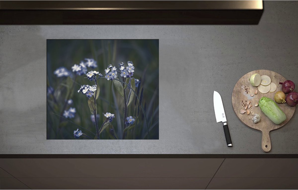 Inductieplaat Beschermer - Blauwe Vergeet-Mij-Nietjes Bloemen - 57x51 cm - 2 mm Dik - Inductie Beschermer - Bescherming Inductiekookplaat - Kookplaat Beschermer van Wit Vinyl