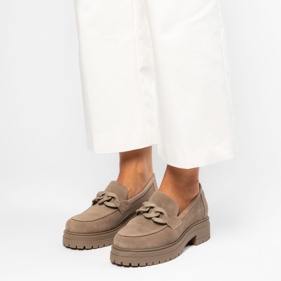 Manfield Dames Taupe suede loafers met chain Maat 38 bol