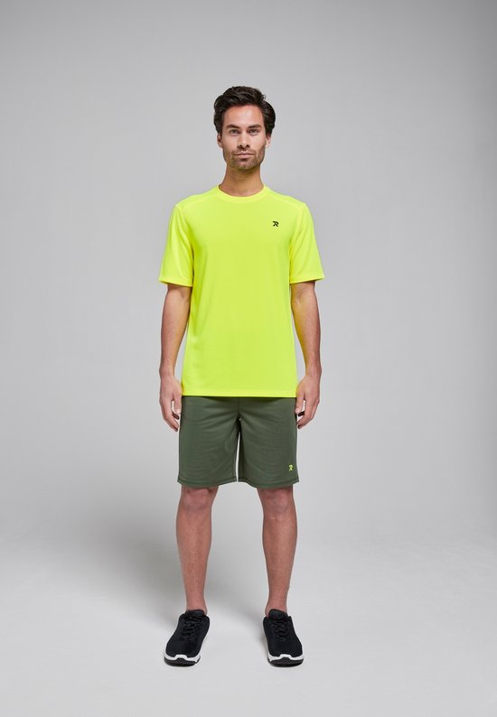 Man met donker haar draagt een limegroen sportshirt en een donkergroene sportbroek. Met 'R' logo.