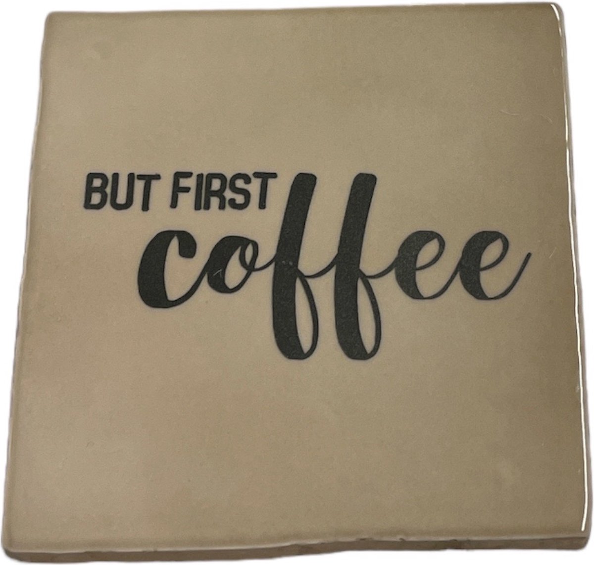 Hippe tegeltje met tekst: But first coffee | Beige met charcoal grijs | Gepersonaliseerde cadeau | Hippe Spreuktegel | Nieuwe woning cadeau | Housewarming cadeau | Quote tegeltje met Koffie coffee