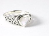 Opengewerkte zilveren ring met parelmoer hartje - maat 18