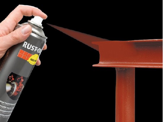 Hand houdt Rust-Oleum spuitbus, spuit rode verf op metalen balk.