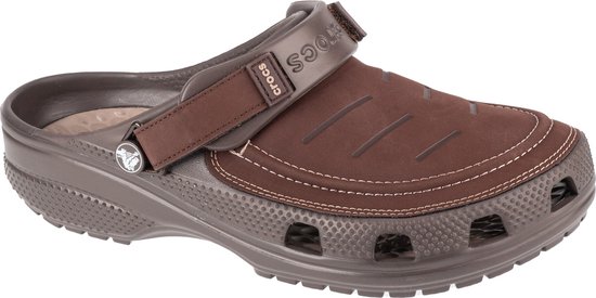 Bruine Crocs Yukon Vista II LR Clog met verstelbare band en suède look bovenkant met stiksels.