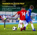 Kinderen spelen voetbal met een klein Dunlop voetbaldoel op een grasveld.