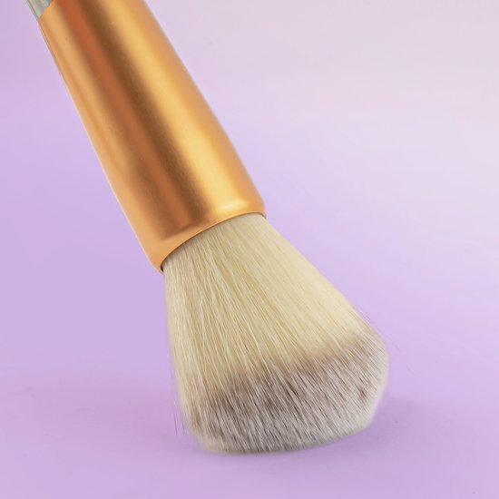 Gouden houder van een make-up kwast met witte tot bruine borstelharen.