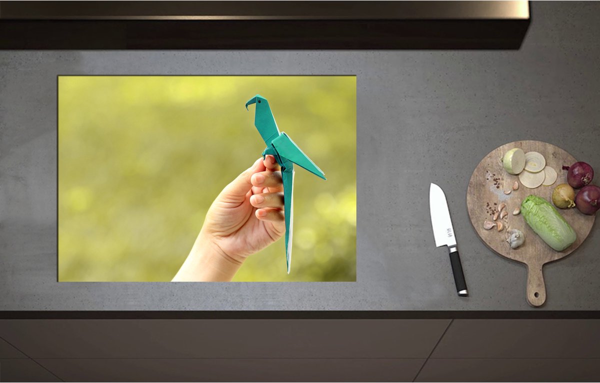 Inductieplaat Beschermer - Blauwe Origami Vogel op Hand van Mens in Groene Omgeving - 75x52 cm - 2 mm Dik - Inductie Beschermer - Bescherming Inductiekookplaat - Kookplaat Beschermer van Wit Vinyl