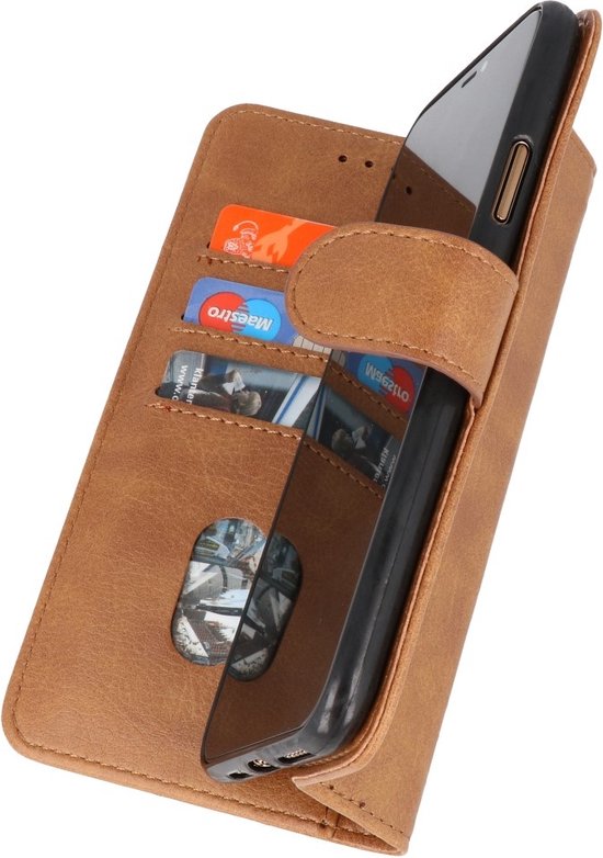 Bruin telefoonhoesje in boekstijl met kaartsleuven en telefoon erin geplaatst.