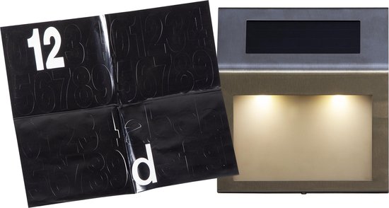 Zilverkleurige huisnummerlamp met ledverlichting, naast stickers met cijfers 0-9 en letters a-n.