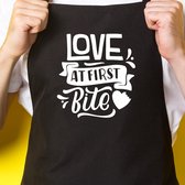 Zwart keukenschort / BBQ-schort met tekst | Love at first Bite | Katoen - One size - Verstelbaar - Wasbaar - Cadeau voor hem - Vaderdag - Gratis verzending