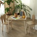 Houten kindertafel met twee stoeltjes met konijnenoren, een mand met potloden en een bord.