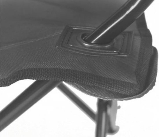 Detail van zwarte campingstoel stof met verstevigd hoekje en zwart frame.