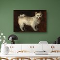 Un salon avec une peinture d'un spitz blanc accrochée au mur.