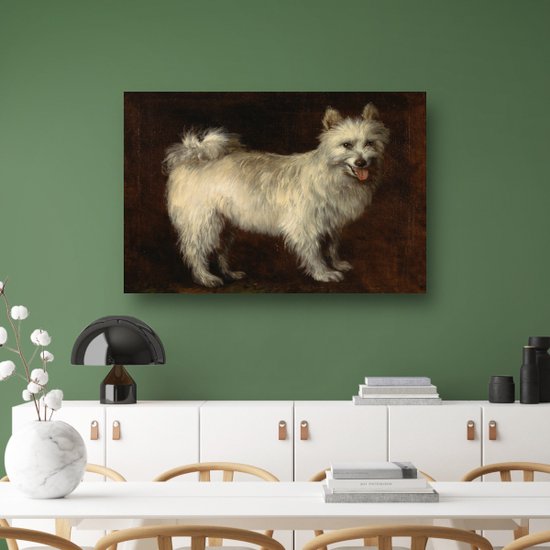 Un salon avec une peinture d'un spitz blanc accrochée au mur.