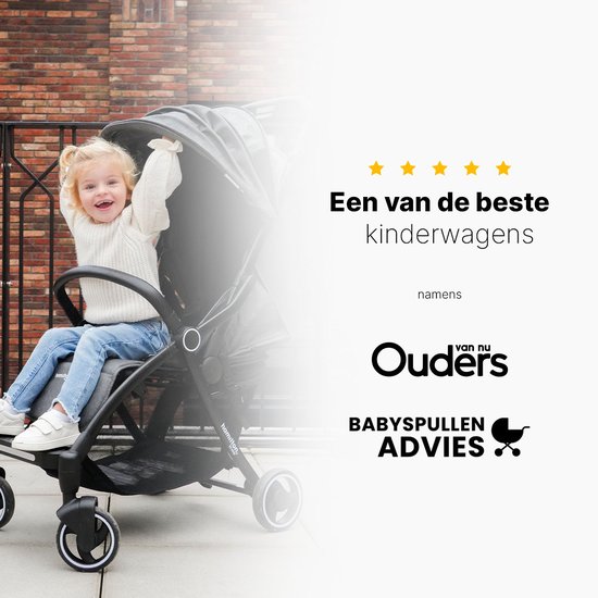 Een meisje zit lachend in een grijze hamilton buggy, beoordeeld als "een van de beste kinderwagens".