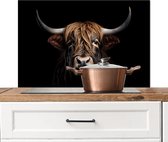 KitchenYeah® Spatscherm keuken 80x55 cm - Kookplaat achterwand - Schotse hooglander - Zwart - Muurbeschermer hittebestendig - Spatwand fornuis - Hoogwaardig aluminium - Aanrecht decoratie dieren - Zwarte keukenaccessoires
