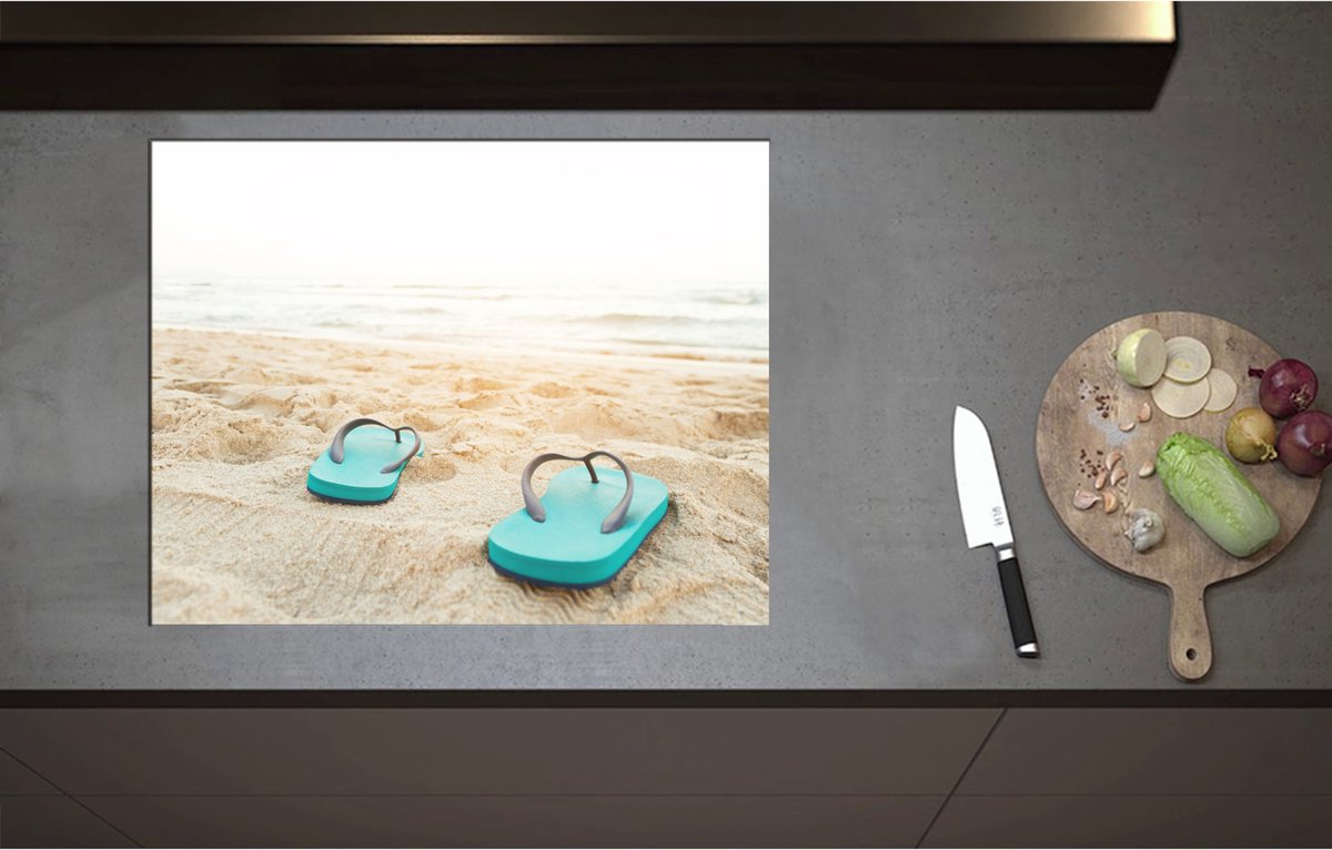 Inductieplaat Beschermer - Blauw Paar Slippers op Strand aan de Zee - 70x55 cm - 2 mm Dik - Inductie Beschermer - Bescherming Inductiekookplaat - Kookplaat Beschermer van Zwart Vinyl