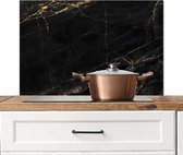 Spatscherm keuken 90x60 cm - Kookplaat achterwand Marmer look - Luxe - Zwart - Goud - Muurbeschermer - Spatwand fornuis - Hoogwaardig aluminium - Alternatief voor spatscherm glas
