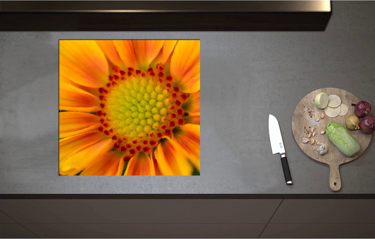 Inductieplaat Beschermer - Binnenkant Oranje Bloem van Dichtbij - 57x55 cm - 2 mm Dik - Inductie Beschermer - Bescherming Inductiekookplaat - Kookplaat Beschermer van Wit Vinyl