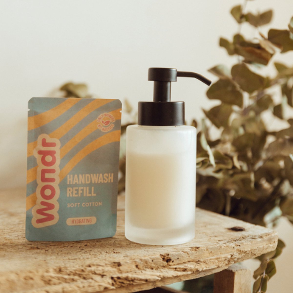 Handsoap bottle + refill Soft Cotton - Voor zachte handen - Frisse, zachte geur - 1 zakje = 350 ml - SLS-vrij