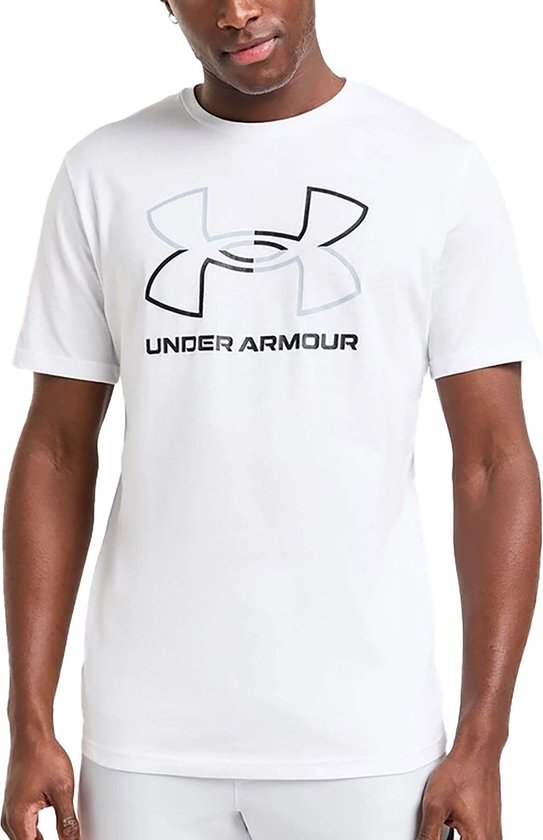 Wit T-shirt met groot grijs en zwart Under Armour logo op de voorkant.