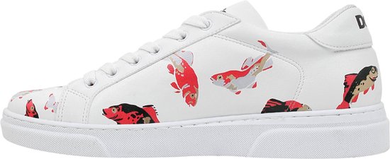 Sneaker basse blanche avec un imprimé de poissons rouges et noirs aux accents dorés.