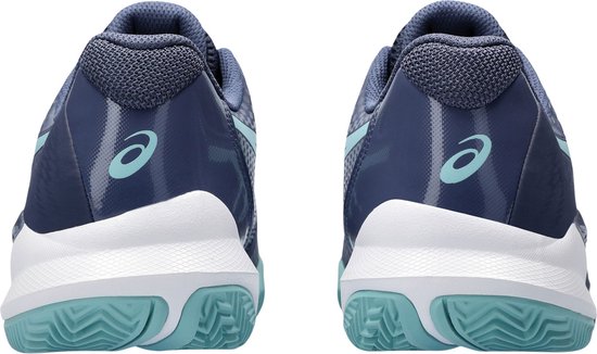 Achteraanzicht van ASICS Gel-Challenger Padel schoenen in marineblauw met lichtblauw logo en witte hielkap.