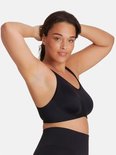 Model draagt een zwarte Dorina sport-bh met racerback, verstelbare bandjes en meshdetails op de schouders.