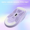 Onderkant van een lichtpaarse gamingmuis met de 100% PTFE-voetjes, de USB-ontvanger en productcertificeringen.