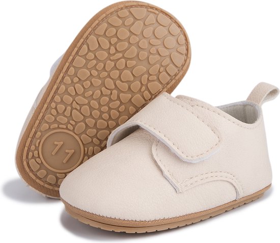Licht beige baby schoentjes van PU leer met klittenbandsluiting en bruine zool. Eén schoen toont de maat '11'.