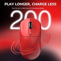 Bovenaanzicht van een rode gaming muis met een grote '200' op de achtergrond, met tekst 'PLAY LONGER, CHARGE LESS'.