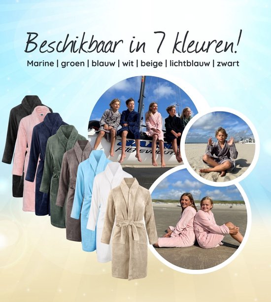 Badjassen in marine, groen, blauw, wit, beige, lichtblauw en zwart. Kinderen dragen de badjassen op een boot en op het strand.