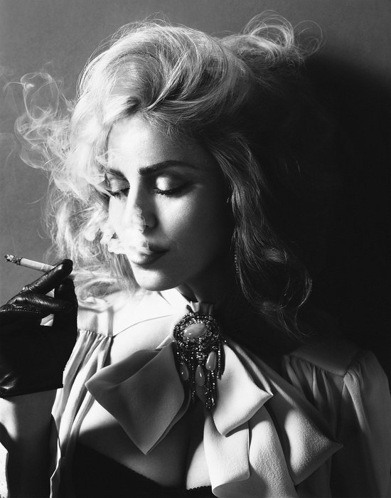 Kristal Helder Galerie kwaliteit Plexiglas 5mm.- Blind Aluminium Ophang-frame- Fotokunst "Madonna Smoking"- luxe wanddecoratie- Akoestisch en UV Werend- inclusief verzending